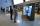 Un homme et une femme sont debout et regardent un écran vidéo en deux parties dans une galerie. L'homme a le bras allongé vers l'écran.